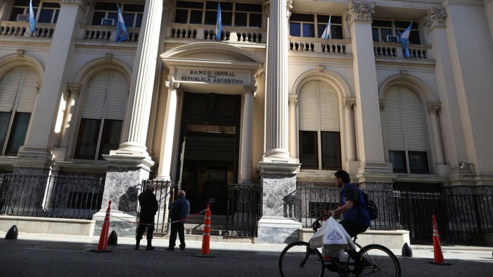 El BCRA emitió una señal hacia el sistema financiero para recomponer el crédito en pesos y acompañar una baja de tasas