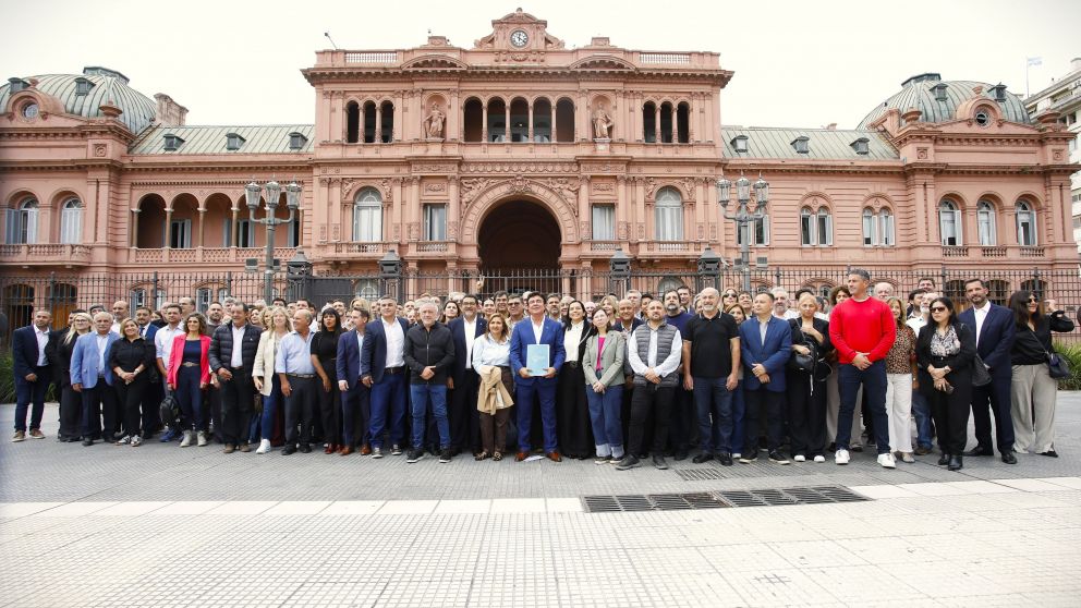 La FAM amenaza con denunciar a Caputo por "malversación de fondos públicos"