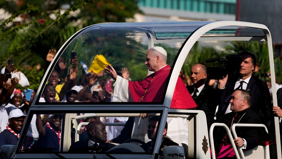 El papa León XIV se despidió de Camerún con una misa ante más de 200 mil fieles y llegó a Angola, donde llamó a la paz y volvió a rechazar un cruce con Donald Trump por la guerra con Irán