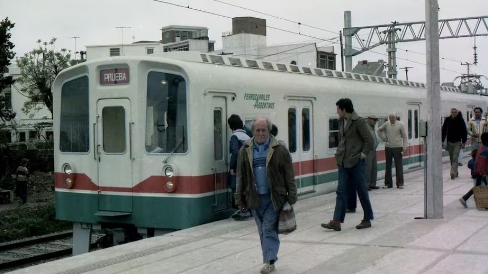 Los trenes Toshiba de la l�nea Roca fueron inaugurados por Ricardo Alfons�n en 1985