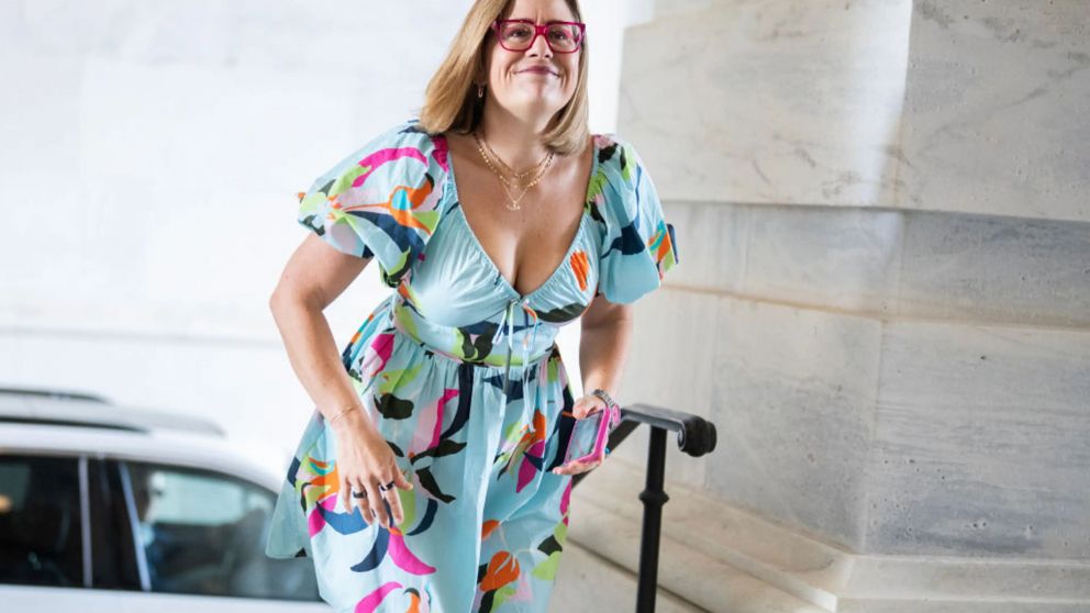 El caso apunta contra Kyrsten Sinema, exsenadora de Arizona y empleadora del marido infiel como guardia de seguridad