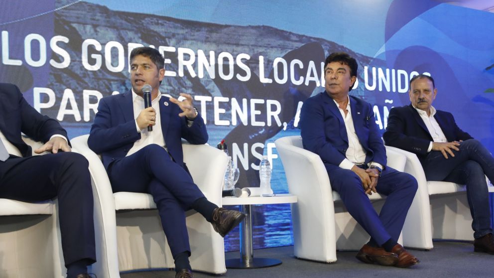 Fernando Espinoza y Axel Kicillof denuncian la situación crítica de los municipios y las provincias.