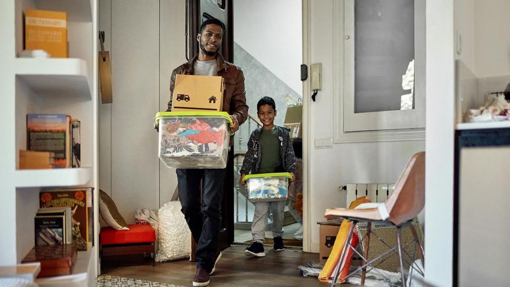 Ordenar mientras hacés otras tareas: qué dice la psicología sobre este hábito cotidiano