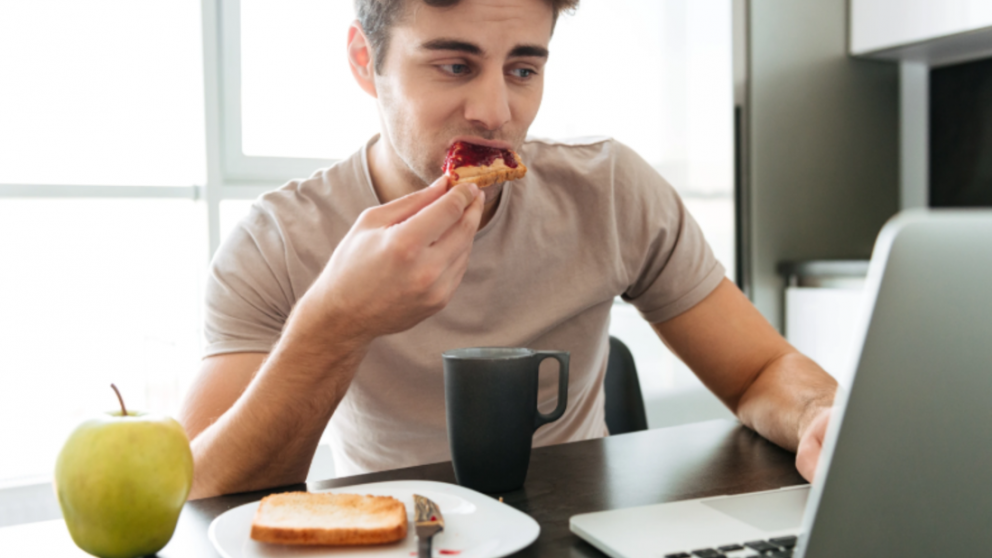 Por qué estudiar puede hacerte sentir hambre: lo que explica la ciencia