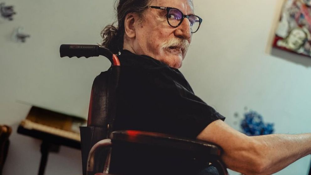 Operaron a Charly Garc�a: le extirparon parte de un ri��n y evoluciona favorablemente en el IADT