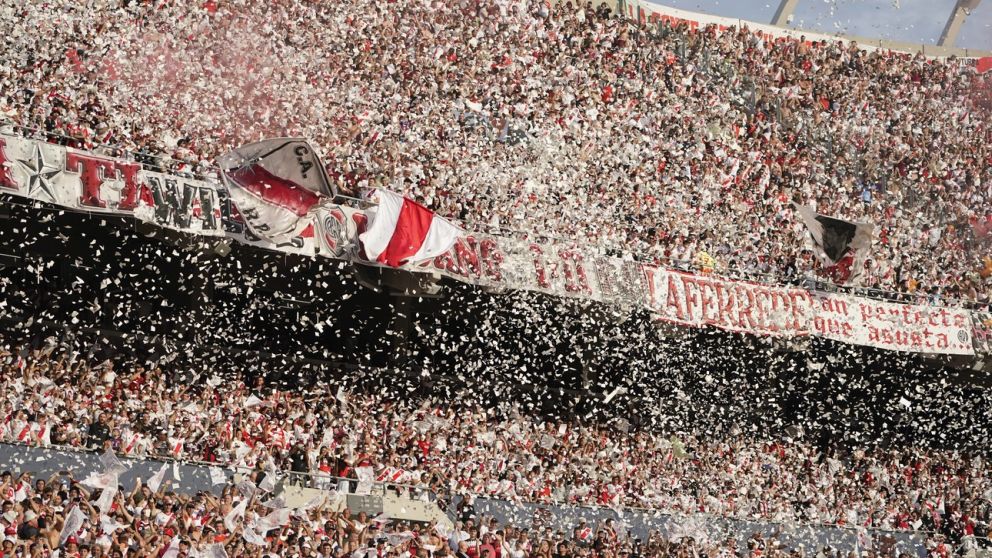 Prohibieron tirar papelitos de colores en los partidos de fútbol