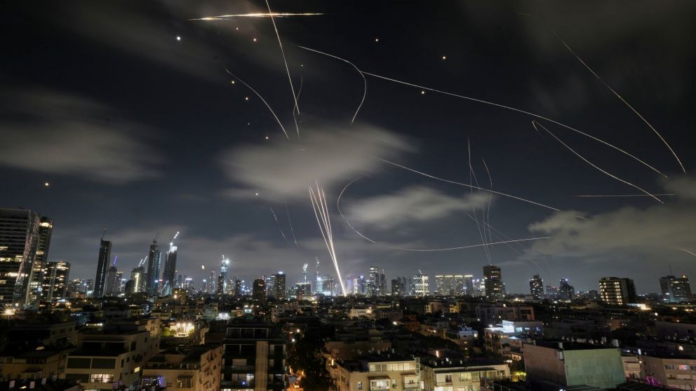 Irán activó sus defensas aéreas en Teherán y se escucharon varias explosiones