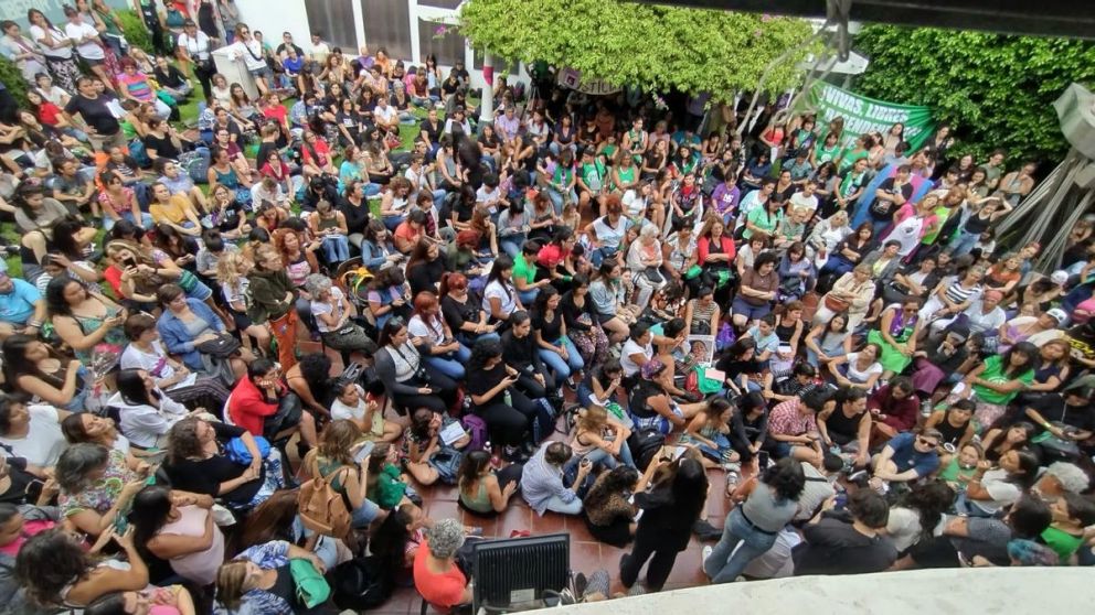 Asamblea de trabajadores estatales en reclamo de mejores salarios