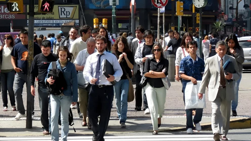 La mayoría de los argentinos no llega o llega con lo justo y busca un segundo empleo