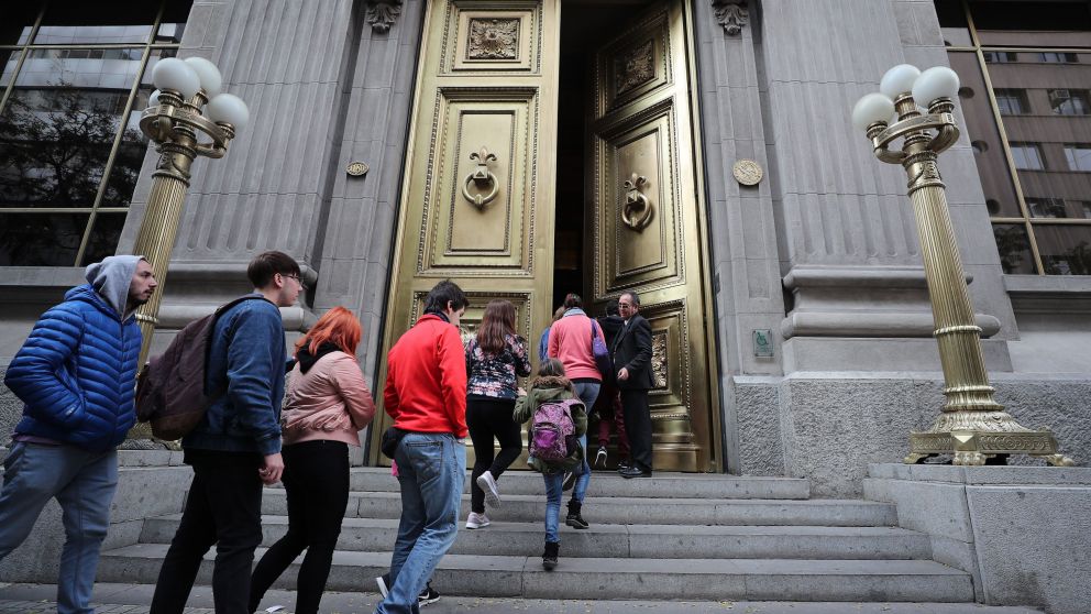 Mientras las empresas reducen la cantidad de cuentas sueldo que utilizan, los bancos despliegan estrategias para sostener su cartera de clientes