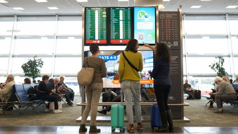 Afloja la demanda de dólares, pero se mantiene alta