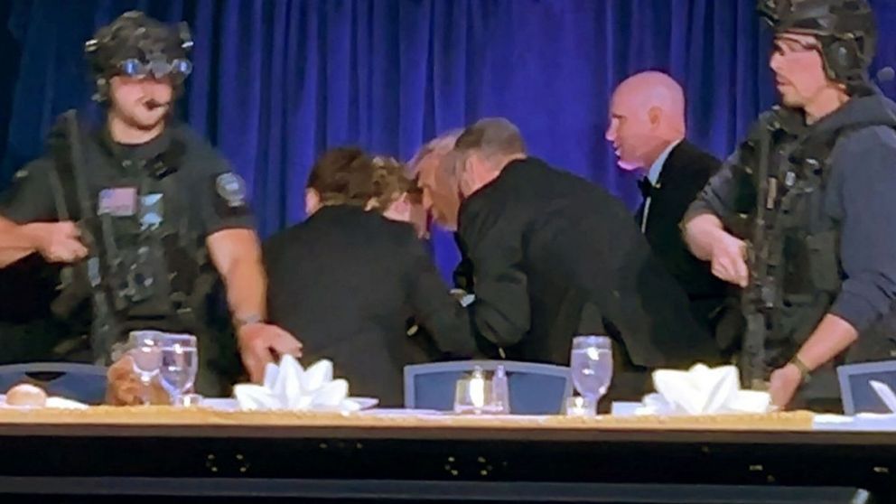 Donald Trump fue evacuado tras un tiroteo en la Cena de Corresponsales en Washington y el atacante qued� bajo custodia