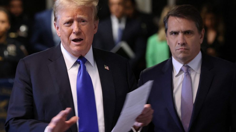 Donald Trump junto a Todd Blanche, fiscal general interino, quien avanzó con el restablecimiento de protocolos de pena de muerte en Estados Unidos.