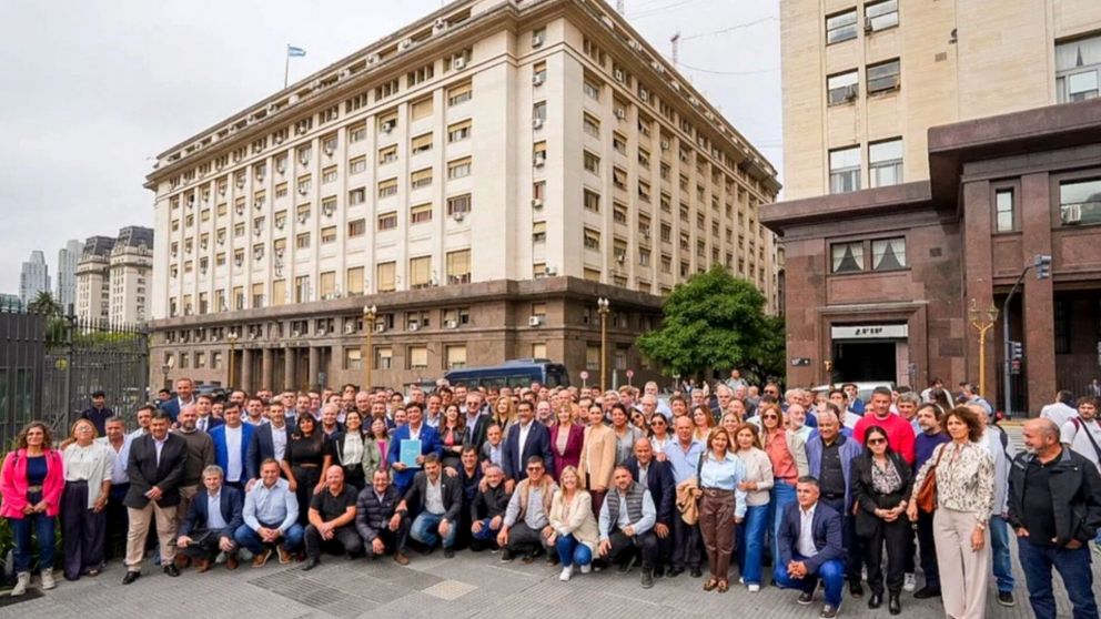 "Frente a la anti pol�tica, tenemos que estar en la calle, acompa�ando y resistiendo", se�alaron desde las filas del PJ bonaerense