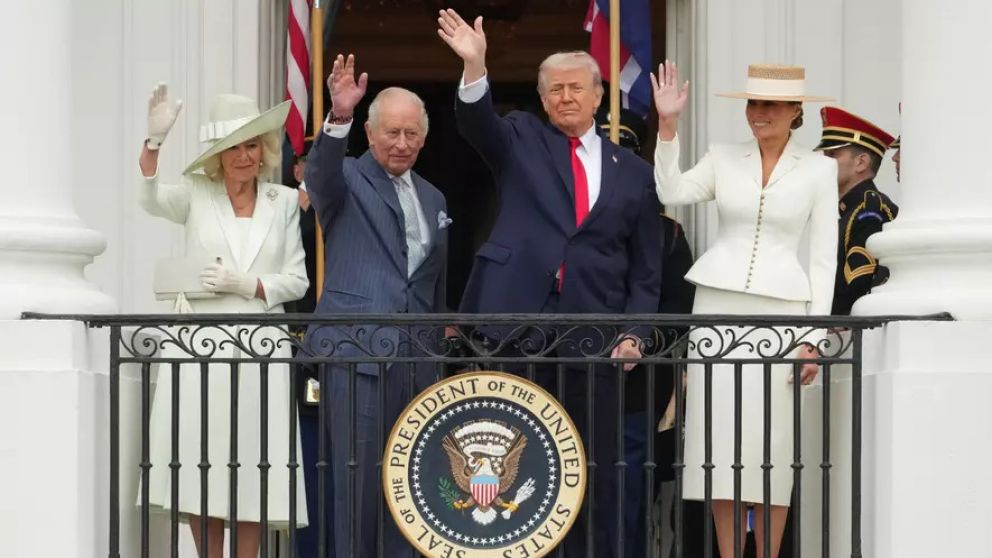 En la imagen, saludan desde el balcón de la Casa Blanca Camila, Carlos III, Donald y Melania Trump