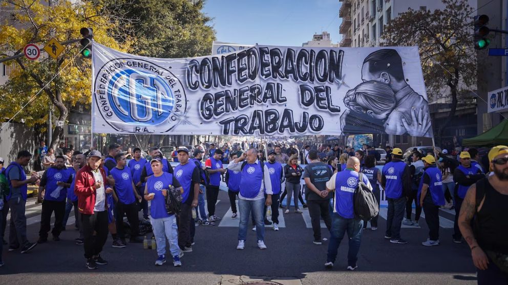 La CGT marcha a la Plaza de Mayo en la previa del Día del Trabajador.