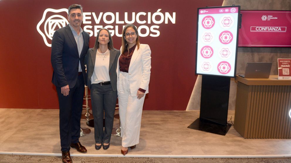 Pablo Britos, Subgerente General de Evoluci�n Seguros; Ver�nica Fontaine, Gerente de Prestaciones de Zona Evoluci�n ART y Natalia Olmos, Gerente General de Evoluci�n Seguros en la Jornada de Todo Riesgo 2026