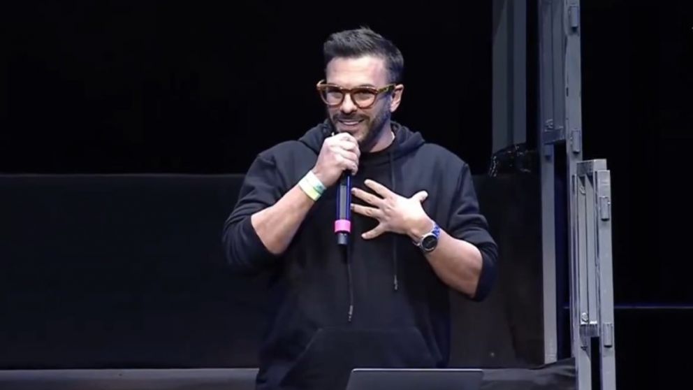 El momento de tensi�n durante el evento con miles de estudiantes marc� la intervenci�n fallida del CEO de Cocos.