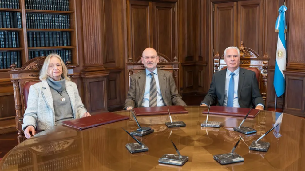 Los cortesanos exigieron que se cubran las vacantes registras en ese mismo cuerpo