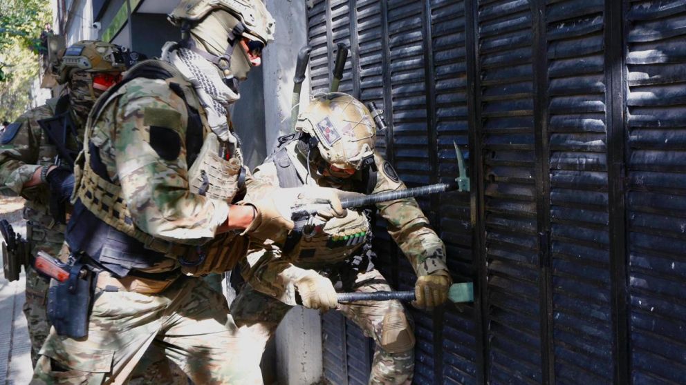 Los oficiales debieron ingresar por la fuerza