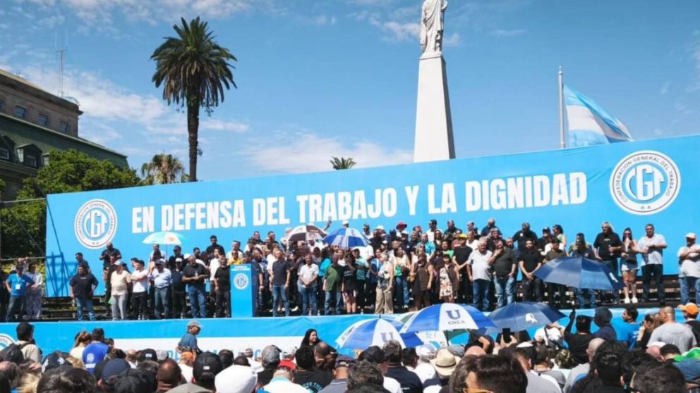 La CGT y organizaciones sociales y políticas marchan a la Plaza de Mayo