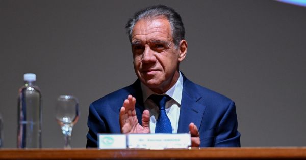 Daniel Hadad recibe Doctor Honoris Causa por su impacto en medios