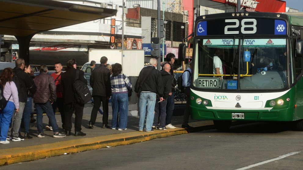 C�mo funcionar� el transporte p�blico el 1 de mayo en Argentina: horarios de colectivos, trenes y subtes durante el feriado