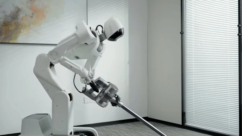Un robot doméstico limpia y ordena un living durante una jornada de prueba