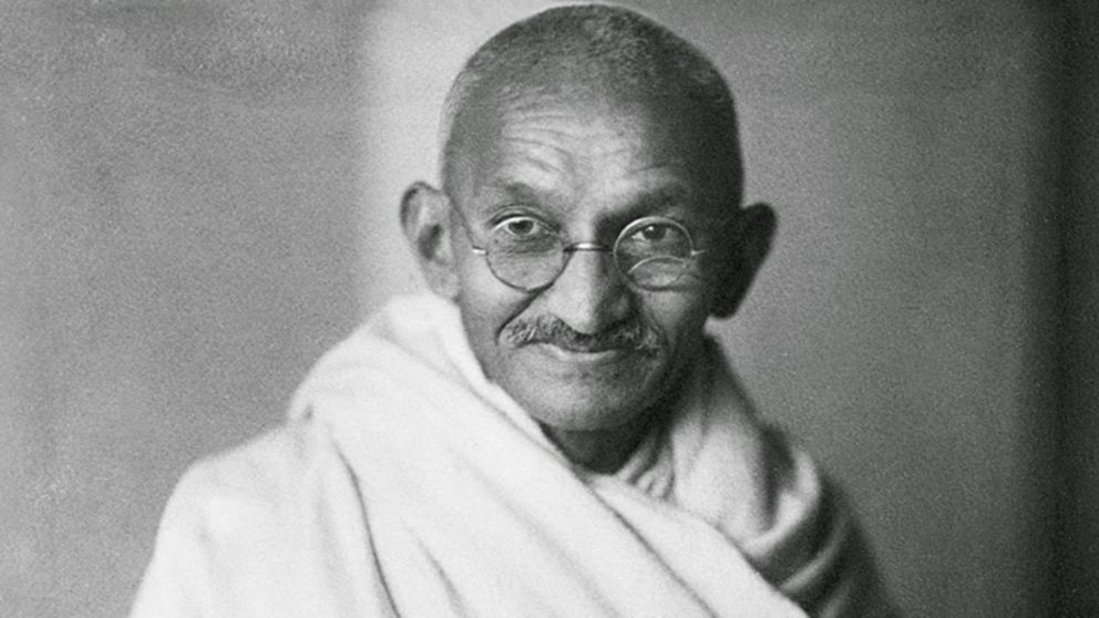 Mahatma Gandhi, abogado, pensador y político indio: "La victoria alcanzada por la violencia equivale a una derrota, pues es momentánea"