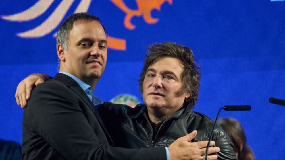 Javier Milei, presidente de la Naci�n, junto a Manuel Adorni, Jefe de Gabinete de Ministros de la Naci�n. 