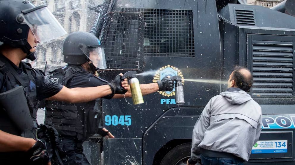 Represi�n a jubilados frente al Congreso: la Justicia anul� el cierre de la causa y orden� investigar responsabilidades por el operativo policial contra Egidio Contreras. 
