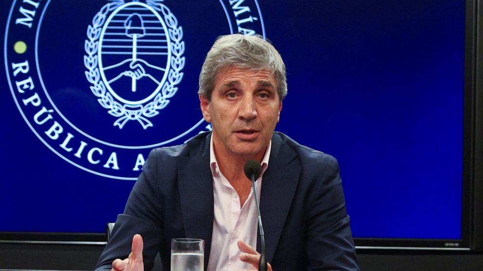 El Gobierno relajó en abril el ajuste del gasto base caja y achicó de esa forma el nivel de superávit primario