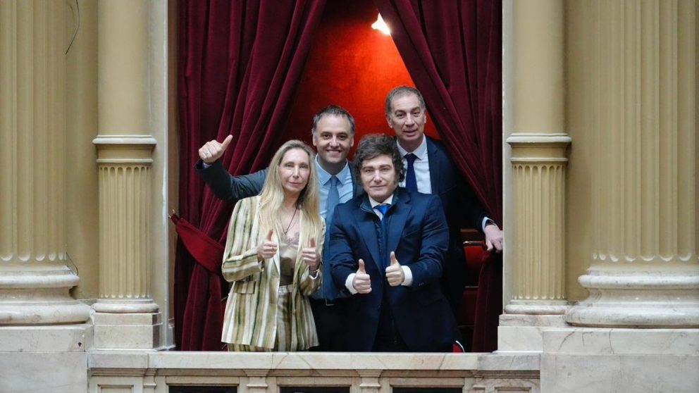 Karina y Javier Milei bancaron a Adorni, mientras el Gobierno busca mostrarlo activo, sostenido y con agenda propia