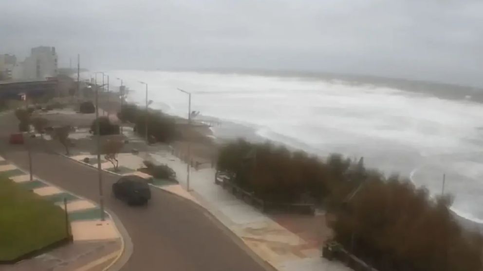 El temporal provocó olas de hasta siete metros y destrozos en la Costa Atlántica