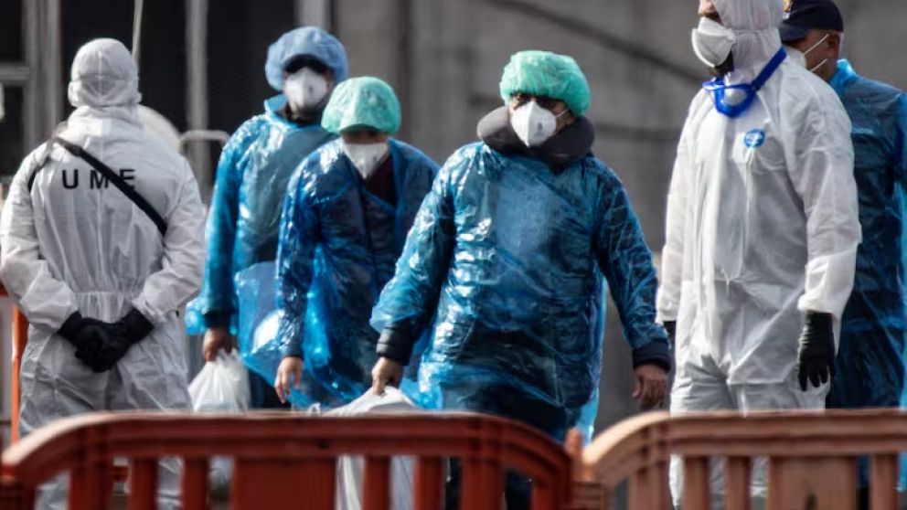 Los pasajeros abandonaron el MV Hondius bajo estrictos controles sanitarios y protocolos de aislamiento.