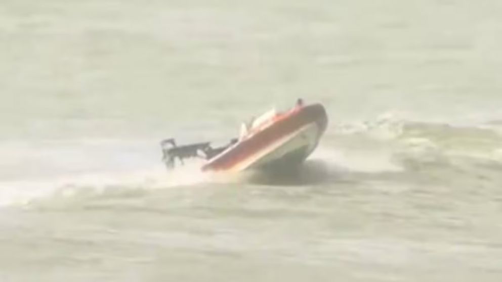 El operativo de Prefectura Naval se despleg� frente al Torre�n del Monje en medio del fuerte temporal costero.