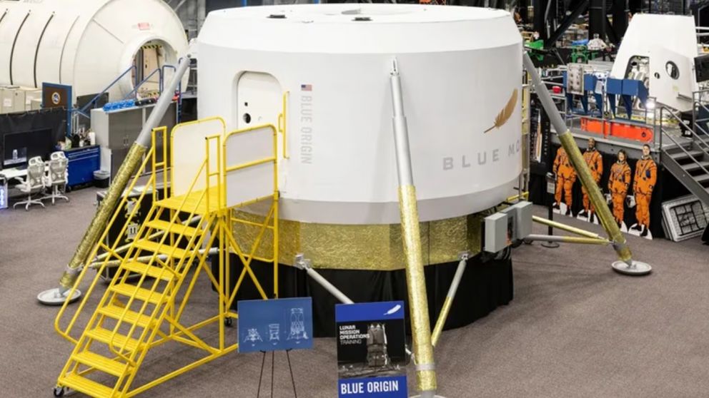 El prototipo instalado en Houston replica la cabina del Blue Moon Mark 2 y alcanzará 16 metros de altura en su versión final. (Foto: NASA)