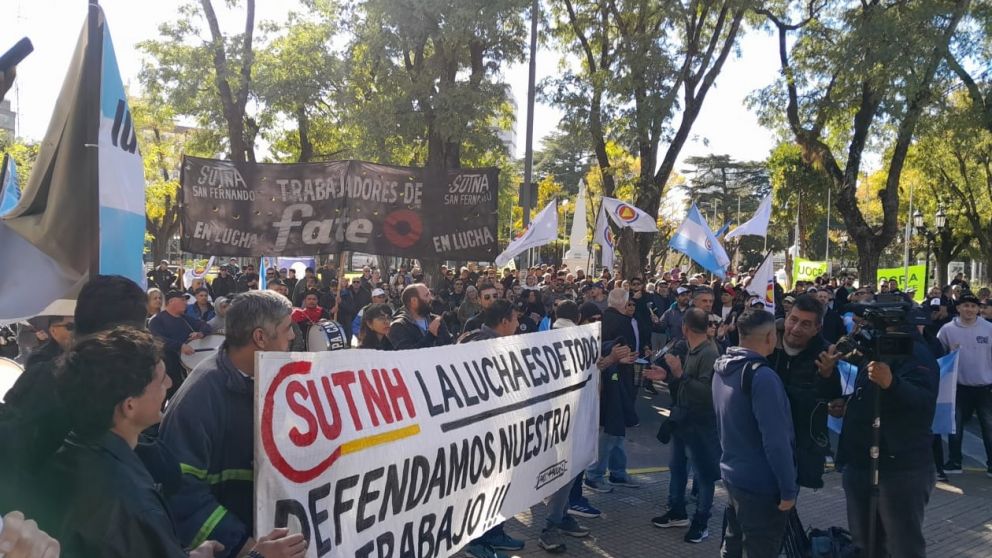 Pueblada en Campana, trabajadores y vecinos piden que no cierre Cabot