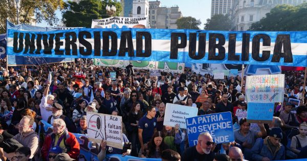 Marcha Universitaria en Argentina: Presupuesto 2026 y Ajustes