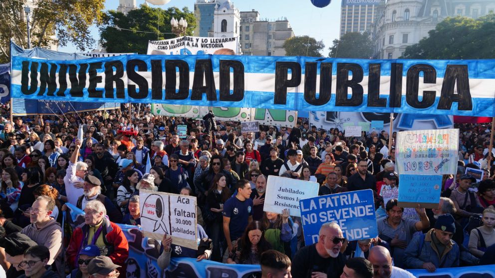 Marcha Federal Universitaria: docentes, estudiantes y rectores copan Plaza de Mayo para exigir el cumplimiento de la Ley de Financiamiento Universitario