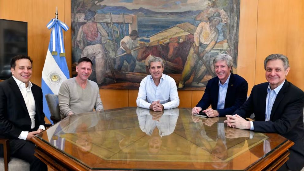 Peter Thiel se reunió con Luis Caputo y Santiago Bausili en el Ministerio de Economía para analizar temas económicos y geopolíticos