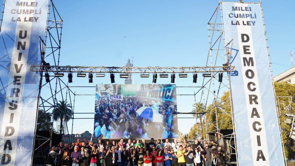 La marcha universitaria volvió a Plaza de Mayo para reclamar que el Gobierno de Javier Milei cumpla la Ley de Financiamiento Universitario y actualice salarios