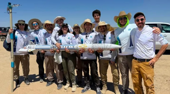 El equipo de estudiantes que desarrolló el cohete "Aconcagua".