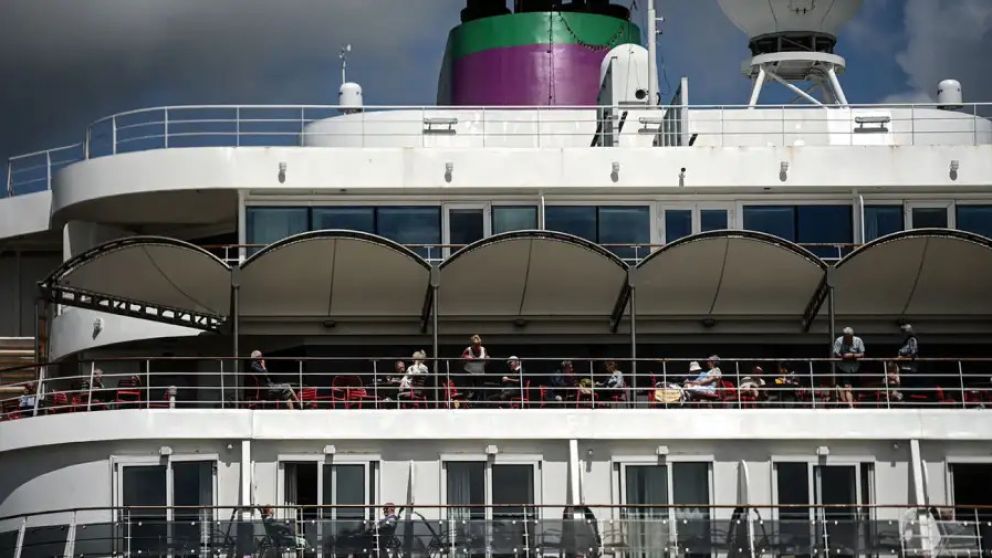Los pasajeros del crucero Ambition varados en Bordeauxen, mientras toman sol en la cubierta y sacan fotos de la ciudad.