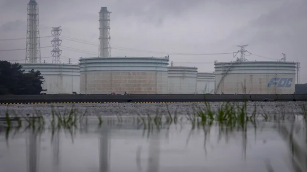 Tanques de almacenamiento de petróleo en la base de almacenamiento de crudo Fuji Oil Nakasode en Sodegaura, prefectura de Chiba, Japón, el 25 de marzo de 2026 (Yuichi Yamazaki/AFP).