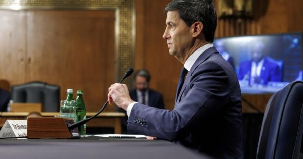 Kevin Warsh asume la Fed: inflación al 3,8% y tasas estables