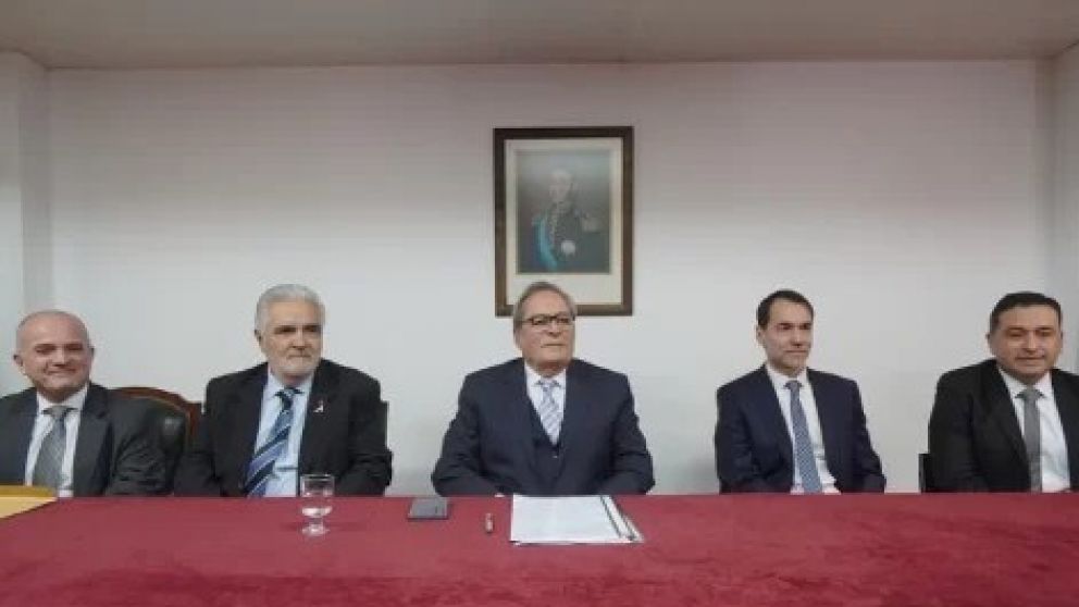 De izquierda a derecha, los cuatro nuevos jueces del Tribunal Superior de Justicia de Santa Cruz: Jos� Antonio Gonz�lez Nora, Sergio Acevedo, Daniel Mariani, Juan De La Vega y Gabriel Contreras