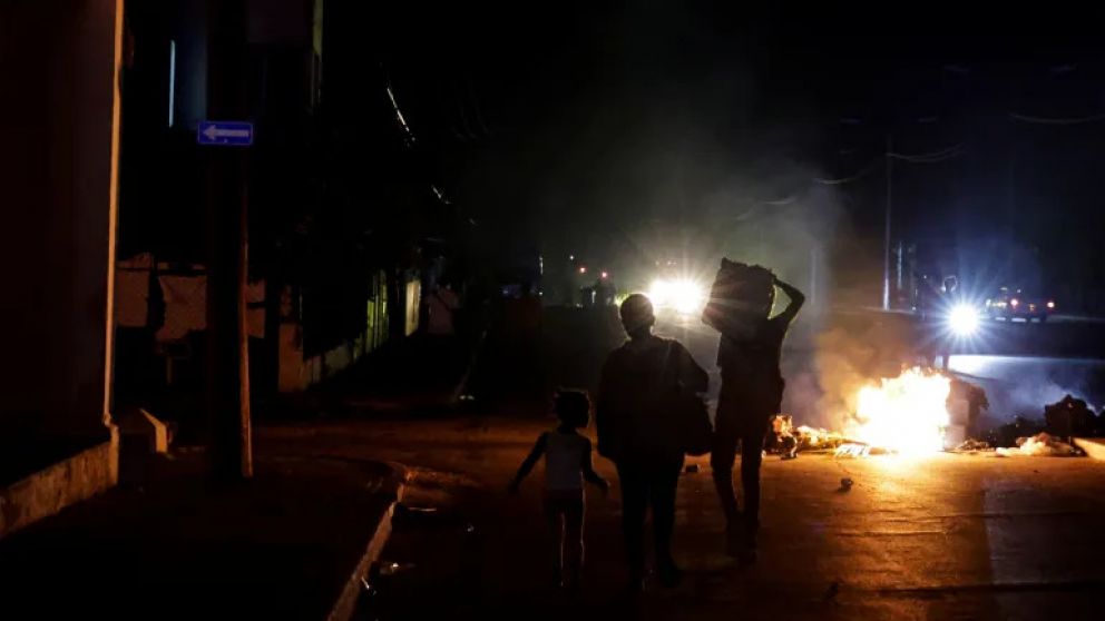 Con el inicio de los cortes, vecinos de algunos barrios de La Habana salieron a la calle y protestaron con cacerolazos