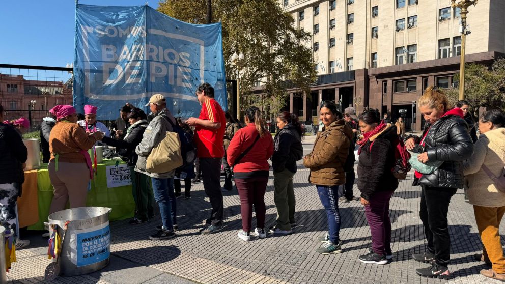 Cocineras de comedores comunitarios a Milei: "La política de crueldad y la corrupción no van más"