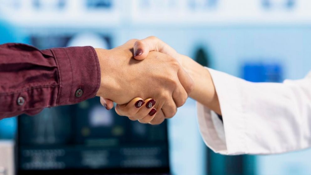 Qu� significa saludar apretando la mano sin fuerza, seg�n la psicolog�a